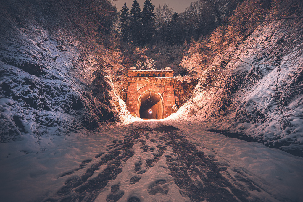 Das Portal | Ein alter Eisenbahntunnel in einer Winterlandschaft - Realisiert mit Pictrs.com