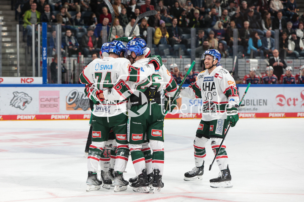 Nuernberg ICE Tigers - Augsburger Panther | Die Panther jubeln nach dem Treffer zum 0-1 durch David WAENNSTROEM (AEV #55) / David WÄNNSTRÖM