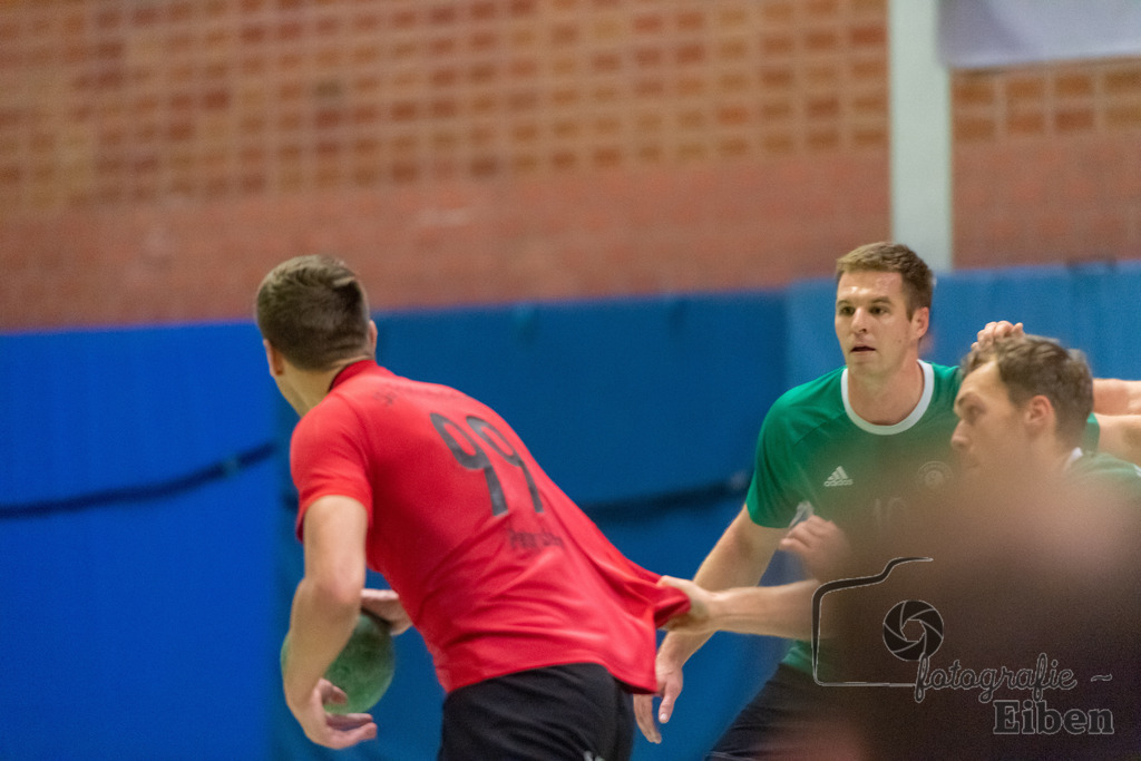 VFL Oldenburg-SG FriPe | Herren Regionsoberliga; VFL Oldenburg (grün)-SG FriPe (rot) am 04.11.2023 in Oldenburg (Robert-Schumann-Halle Oldenburg), Deutschland, Photo: Philip Eiben 2023 - Realisiert mit Pictrs.com