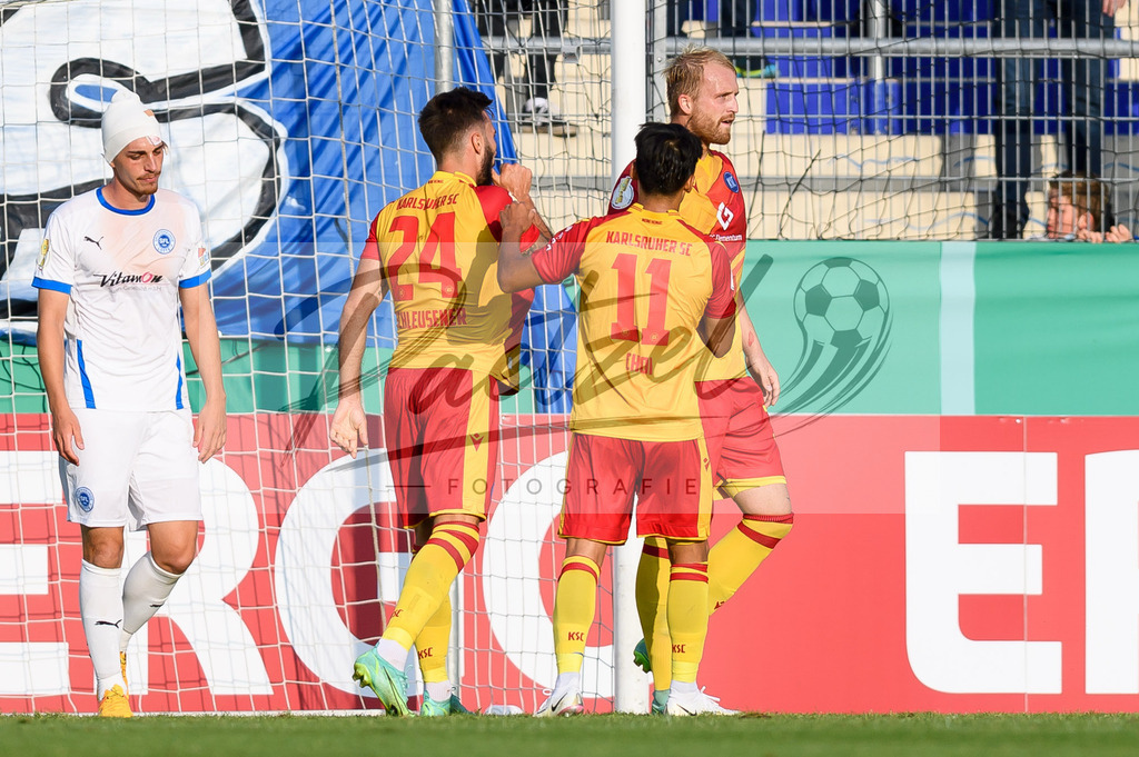 LOTKSC20210809_024 | Fussball, Herren: Fabian Schleusener (Karlsruher SC) Torjubel, jubelt mit seiner Mannschaft nach dem Treffer zum 0:1 beim Spiel der 1. Runde im DFB-Pokal zwischen SF Lotte und Karlsruher SC im Stadion am Lotter Kreuz am 09.08.2021 in Lotte, Deutschland.DFB / DFL REGULATIONS PROHIBIT ANY USE OF PHOTOGRAPHS AS IMAGE SEQUENCES AND/OR QUASI-VIDEO. - Realisiert mit Pictrs.com