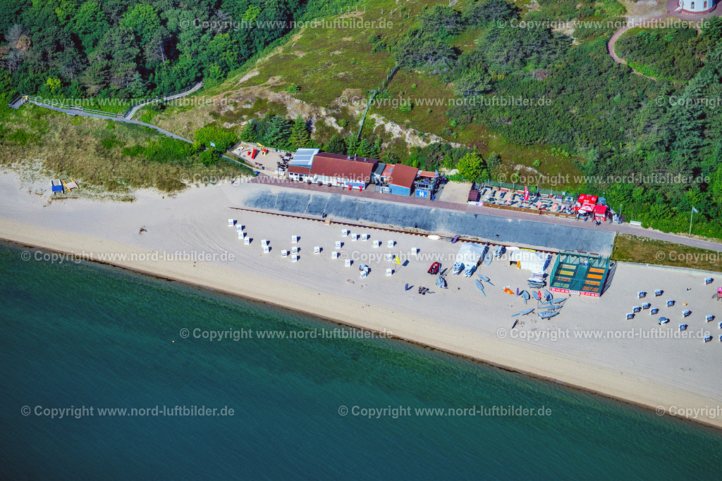 Sylt_Hörnum_Wassersportcenter_Sylt_Südkap_Surfing_ELS_9023210625 | HöRNUM (SYLT) 21.06.2025 Strand- Restaurant mit Freiluft- Terrasse und Freizeitanlagen in Hörnum (Sylt) im Bundesland Schleswig-Holstein, Deutschland. Nördlich vom Restaurant " Südkap " bietet das " Sylter Freizeit Team " Trampolin und " Pit-Pat Anlage " - die auch als " Hindernis - Billard " bekannt ist. // Beach restaurant and leisure facilities in Hoernum (Sylt) in the state Schleswig-Holstein, Germany. Foto: Martin Elsen