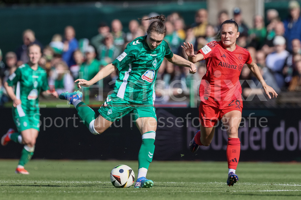 Fussball, Google Pixel Frauen-Bundesliga, SV Werder Bremen - FC Bayern München | v.li.: Sophie Weidauer (SV Werder Bremen, 9) und Samantha Kerr (FC Bayern München, 26) im Zweikampf, Duell, Dynamik, Aktion, Action, Spielszene, DIE DFB-RICHTLINIEN UNTERSAGEN JEGLICHE NUTZUNG VON FOTOS ALS SEQUENZBILDER UND/ODER VIDEOÄHNLICHE FOTOSTRECKEN. DFB REGULATIONS PROHIBIT ANY USE OF PHOTOGRAPHS AS IMAGE SEQUENCES AND/OR QUASI-VIDEO.