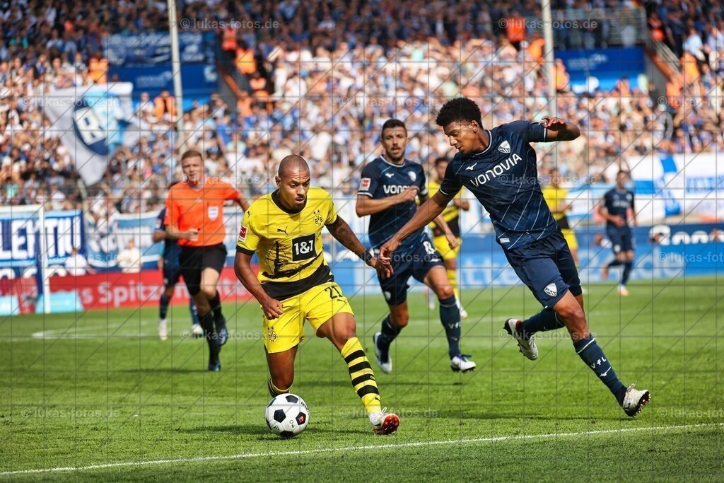 VfL Bochum - Borussia Dortmund 1:1 | Donyell Malen gegen Bernardo. Am 26. August 2023 kam der VfL Bochum in der 1. Bundesliga gegen Borussia Dortmund zu einem 1:1. - Realisiert mit Pictrs.com