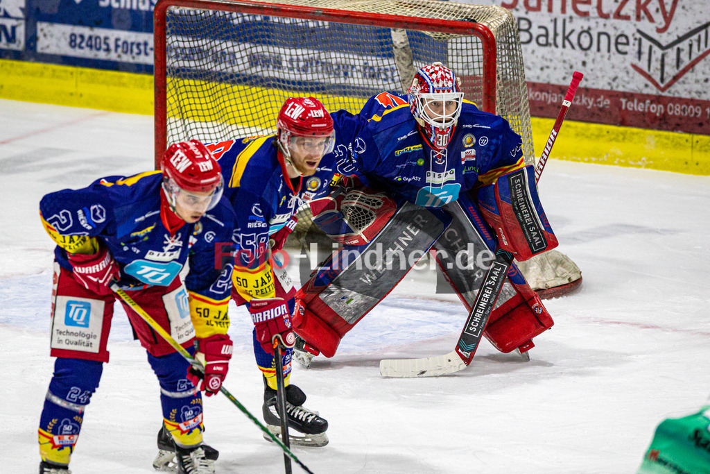 Achtelfinale Spiel 2 EC Peiting vs ESC Essen Moskitos | Eishockey Oberliga Süd Playoffs 2023/2024, Achtelfinale Spiel 2 EC Peiting vs ESC Essen Moskitos, 20240305,
Warten auf den Bully,
2024-03-05 in Peiting (Eisstadion)
30 Konrad FIEDLER (ECP Goali 30), 58 Sean MORGAN (ECP 58), 24 Thomas HEGER (ECP 24)
Copyright: WolfgangxLindner foto-lindner.de