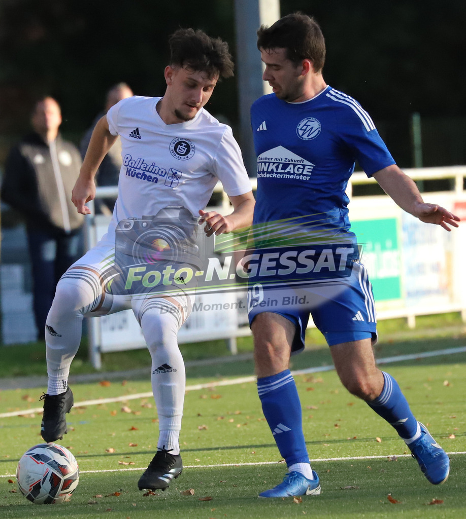 TuS Bruchmühlen - SV Enger-Westerenger | Auf dem Bild zu sehen: weiß TuS Bruchmühlen: Fabian Schäfer ; blau SV Enger-Westerenger: Daniel WolterTuS Bruchmühlen, SV Enger-Westerenger, Saison 25/26, Kreisliga A, Bruchmühlen, Deutschland - Realisiert mit Pictrs.com