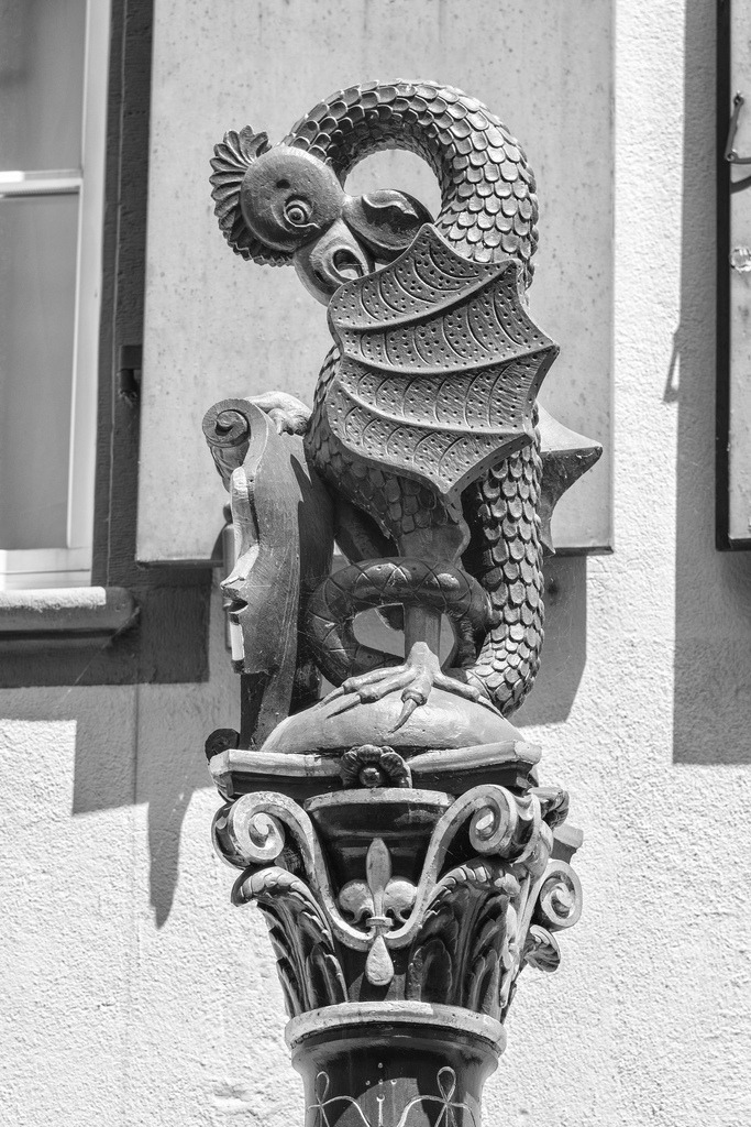 Basilisk Skulptur | Basilisk beim Brunnen in der Augustinergasse, Basel, Schweiz. - Realisiert mit Pictrs.com