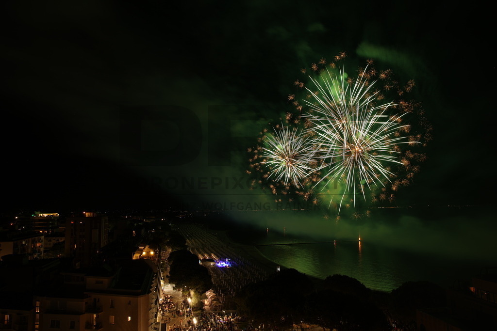 Ferragosto Fireworks in Grado, Italy | GRADO, ITALY, 15.AUG.26 - FIREWORKS - Ferragosto fireworks over the Adriatic Sea in Grado, Italy. Colorful fireworks light up the night sky above the beach, coastline and waterfront during the traditional summer celebration. - Realisiert mit Pictrs.com