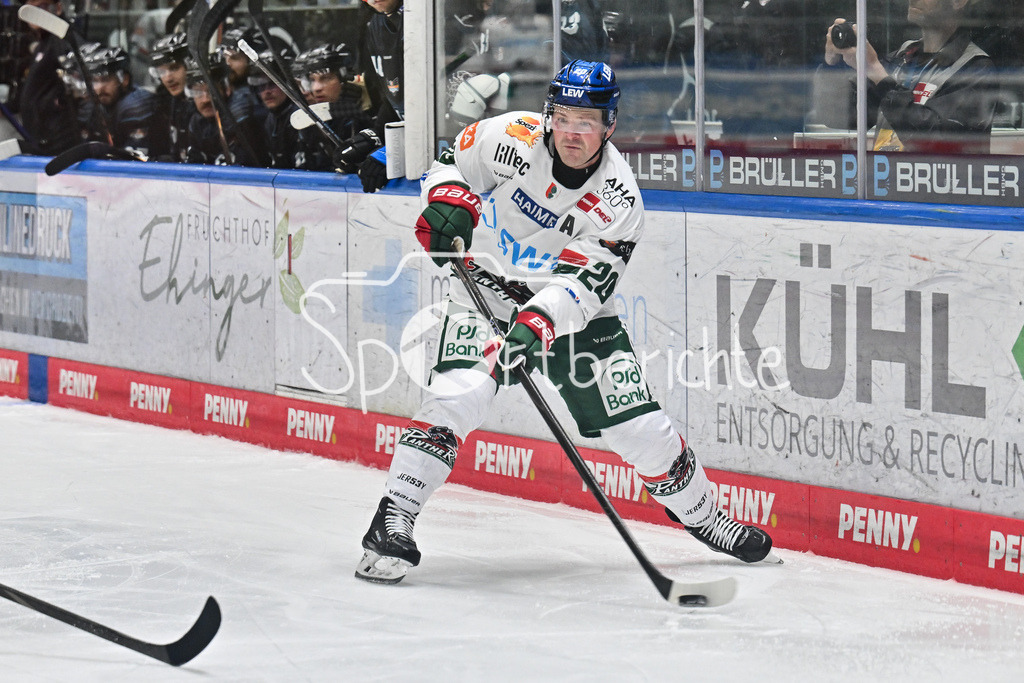 Augsburger Panther - Steinback Black Wings Linz | am Puck Cody KUNYK (Augsburger Panther #20) / Einzelfoto / Freisteller / Testspiel: Augsburger Panther - Steinback Black Wings Linz; Curt Frenzel Stadion am 05.09.2025