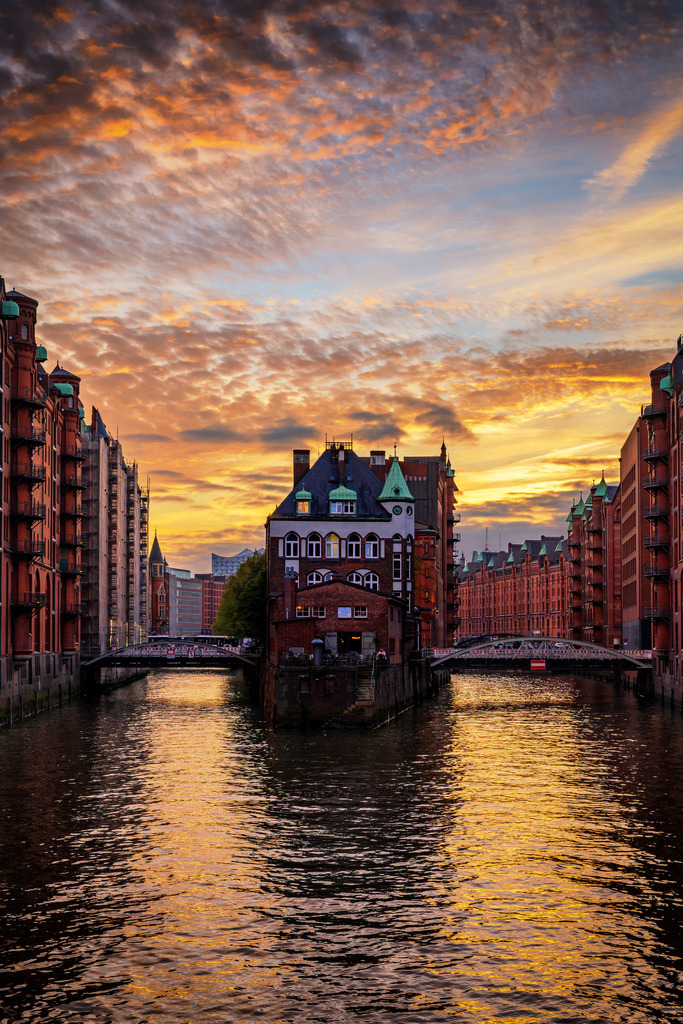 10261005 - Sonnenuntergang am Wasserschloss | Wunderschöner Blick auf das Wasserschloss in der Speicherstadt. Erhältlich als hochwertiges Wandbild auf Leinwand, Acrylglas, Alu-Dibond, Poster oder digital als Download, einfach über "Bestellen" konfigurieren.