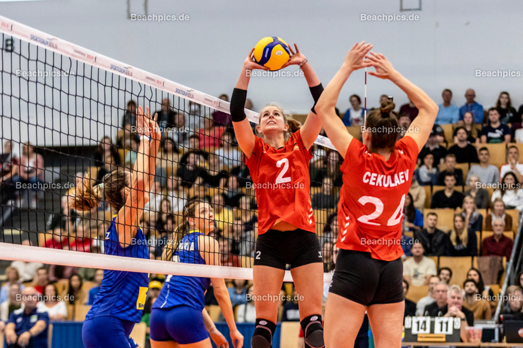 2022-00063274-Testspiel-Deutschland-Brasilien | Zuspiel pia KÄSTNER #2 (Zuspiel) GER mit Camilla WEITZEL #21 (Mittelblock) GER,  17.09.2022; Berlin Foto: Gerold Rebsch - www.beachpics.de
