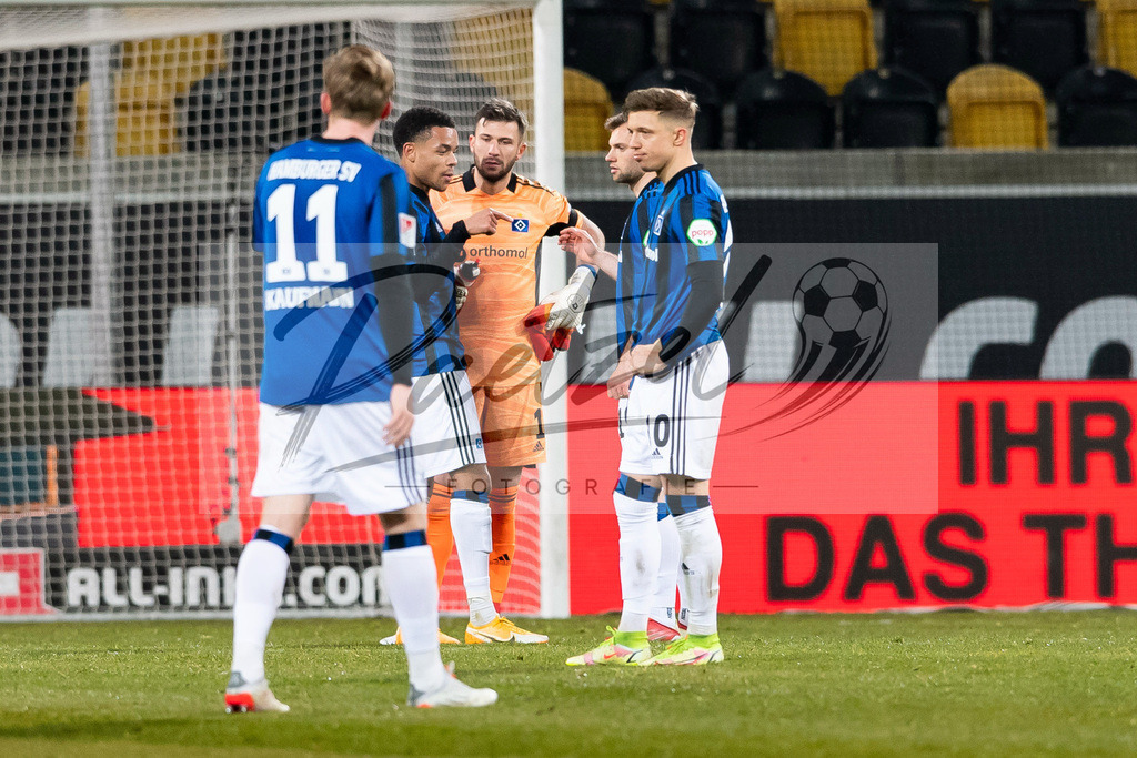 SGDHSV20220114_062 | Fussball, Herren: Jan Gyamerah (Hamburger SV), Torwart Daniel Heuer Fernandes (Hamburger SV), Manuel Wintzheimer (Hamburger SV) und Sonny Kittel (Hamburger SV) enttaeuscht bei dem Spiel der 2. Bundesliga zwischen SG Dynamo Dresden und Hamburger SV im Rudolf-Harbig-Stadion am 14.01.2022 in Dresden, Deutschland.DFB / DFL REGULATIONS PROHIBIT ANY USE OF PHOTOGRAPHS AS IMAGE SEQUENCES AND/OR QUASI-VIDEO. - Realisiert mit Pictrs.com