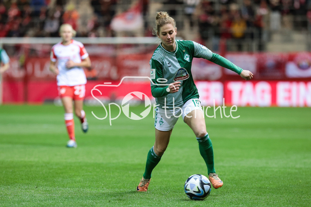 FC Bayern München Frauen - SV Werder Bremen Frauen | am Ball Saskia MATHEIS (SVW #19) / Freisteller / Einzelfoto