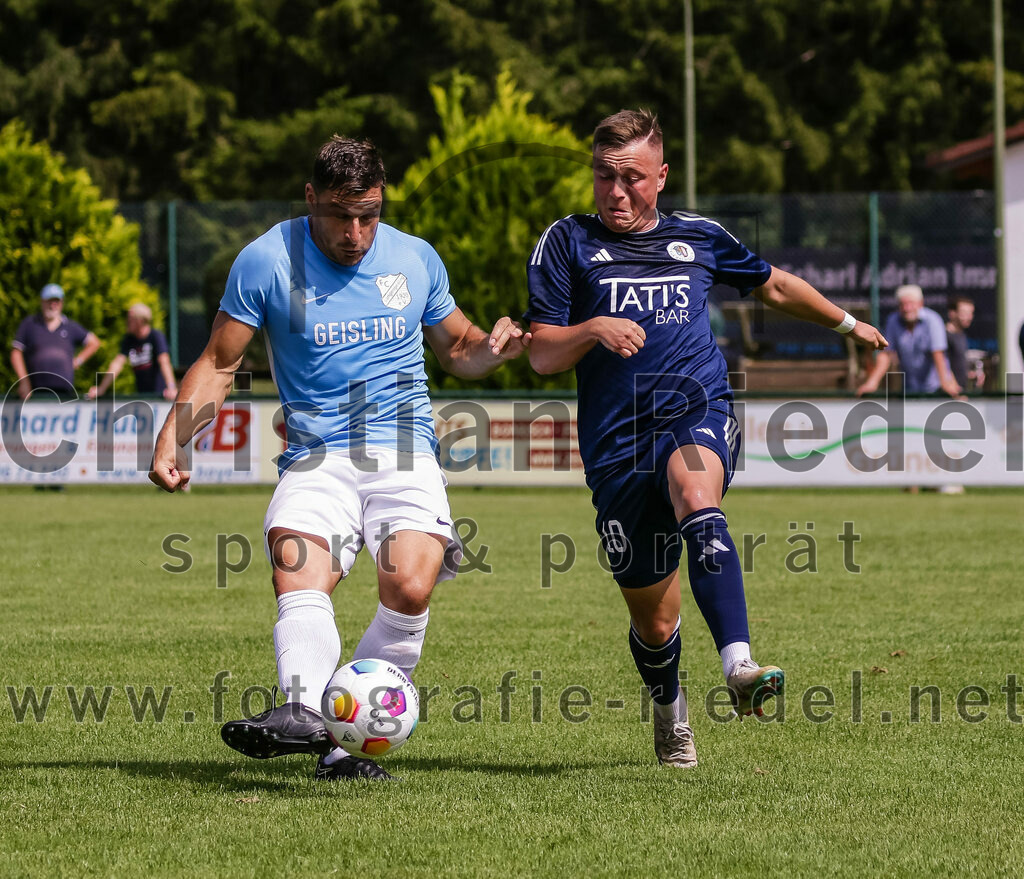 2023-08-26_062_FC_Langengeisling_gegen_TuS_Raubling | Erding, Deutschland, 26.08.2023:
Fußball, Bezirksliga Oberbayern Ost 2023 / 2024, 6. Spieltag, FC Langengeisling gegen TuS Raubling, Endergebnis: 2:0

Andreas Buchberger (FC Langengeisling, #5), Alexander Lallinger (TuS Raubling, #10)

Foto: Christian Riedel / fotografie-riedel.net