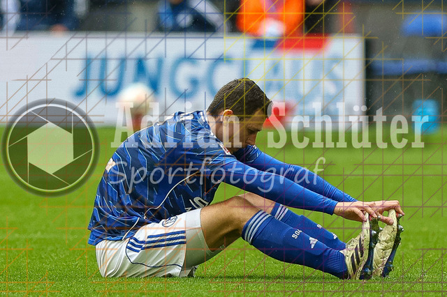 05.04.2026, GER, Fussball, Herren, 2. BL, Saison 2025/2026, FC Schalke 04 - Karlsruher SC | Ron Schallenberg (S04) liegt verletzt am Boden 