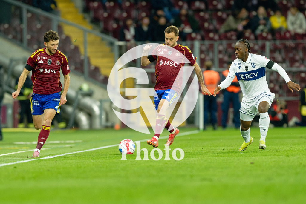 Brack Super League - Servette FC v FC Lausanne-Sport | Timothe Cognat (8 Servette FC) under pressure of Brandon Soppy (2 FC Lausanne-Sport) Miroslav Stevanovic (9 Servette FC)  during the Brack Super League match between Servette FC and FC Lausanne-Sport at Stade de Geneve in Geneva, Switzerland