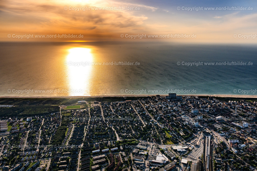 Sylt_Westerland_Sonnenuntergang_ELS_0980130825 | SYLT 13.08.2025 Küstenbereich der Nordsee - Insel an der Käpt'n-Christiansen-Straße, DoktorRoss-Straße im Ortsteil Westerland in Sylt im Bundesland Schleswig-Holstein. Weiterführende Informationen bei: Sylt Marketing GmbH. // Coastal area of the North Sea - Island on street Kaept'n-Christiansen-Strasse, DoktorRoss-Strasse in the district Westerland in Sylt in the state Schleswig-Holstein. Further information at: Sylt Marketing GmbH. Foto: Martin Elsen