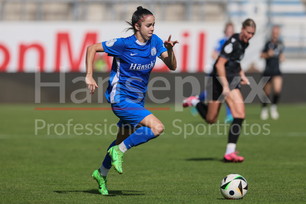 Fussball, DFB-Pokal Frauen, SV Meppen - FC Carl Zeiss Jena | v.li.: Virag Nagy (SV Meppen, 22) am Ball, Einzelbild, Ganzkörper, Aktion, Action, Spielszene, DIE DFB-RICHTLINIEN UNTERSAGEN JEGLICHE NUTZUNG VON FOTOS ALS SEQUENZBILDER UND/ODER VIDEOÄHNLICHE FOTOSTRECKEN. DFB REGULATIONS PROHIBIT ANY USE OF PHOTOGRAPHS AS IMAGE SEQUENCES AND/OR QUASI-VIDEO.