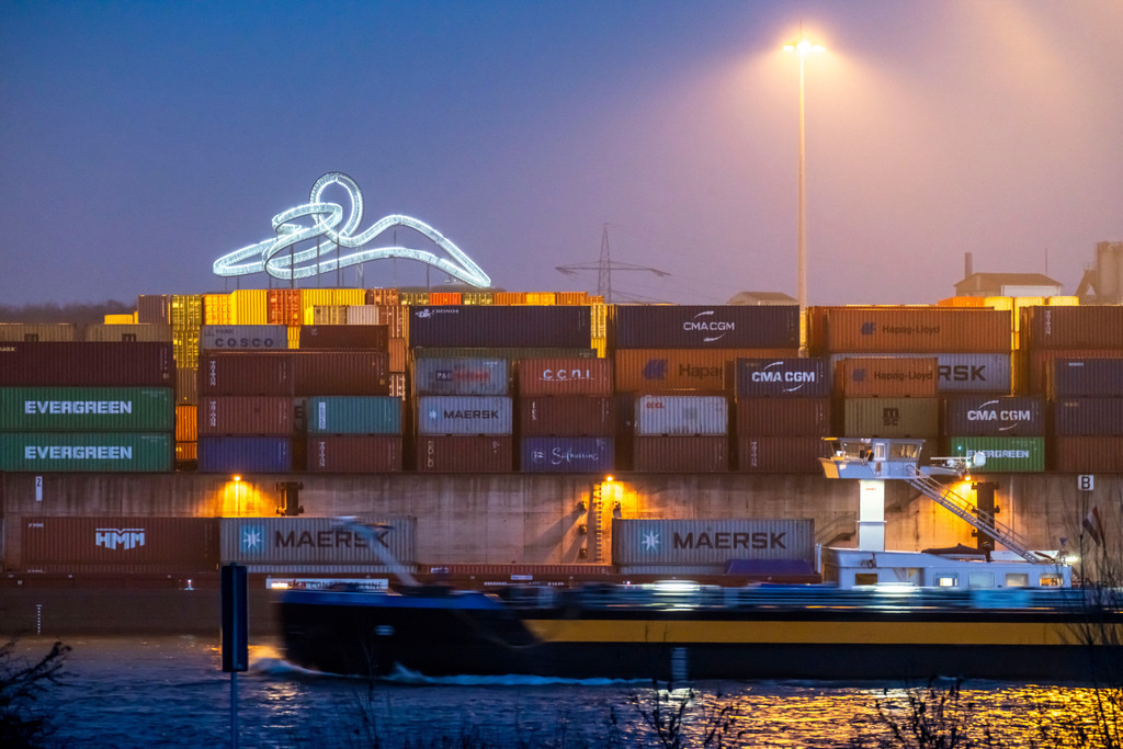 JT-210301 | Container Umschlag Zentrum, Gateway-West-Terminal, Logport 2, Frachtschiff, in Duisburg am Rhein, im Hintergrund Tiger and Turtle – Magic Mountain ist eine einer Achterbahn nachempfundene Landmarke auf der Heinrich-Hildebrand-Höhe im Angerpark in Duisburg-Angerhausen, NRW,  Deutschland,  - Realisiert mit Pictrs.com