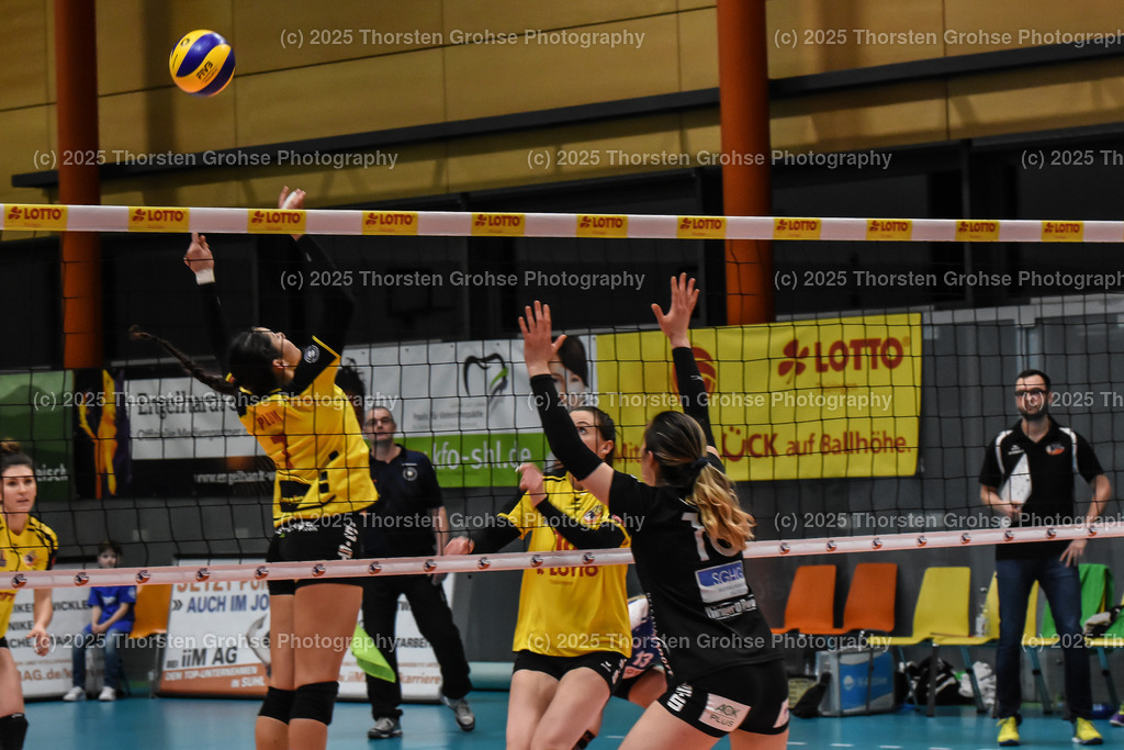 VBL VFB Suhl vs. SCHWARZ-WEISS Erfurt | (VFB Suhl) in Gelb, (Schwarz-Weiss Erfurt) in Schwarz; VBL VFB Suhl vs. SCHWARZ-WEISS Erfurt, Volleyball-Bundesliga Frauen am 17.02.2018 in der Multihalle in Meiningen, (Deutschland) - Realisiert mit Pictrs.com