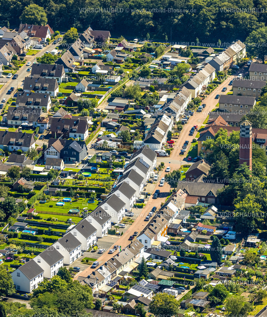 Voerde240802717 | Luftbild, Reihenhaus Wohnsiedlung an der Leitkamp Straße, kath. Kirchengemeinde St. Peter und Paul mit Kirchturm, Möllen, Voerde, Ruhrgebiet, Niederrhein, Nordrhein-Westfalen, Deutschland