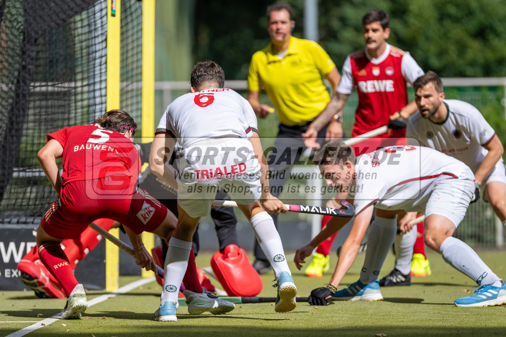 HK_20240907_105364 | 1. Bundesliga Herren RW Köln - Crefelder HTC am 7.9.2024 RW Köln, Köln , Justus Warberg ( Rot-Weiss Köln #5 ) , Julius Hayner ( Crefelder HTC #6 ) , Schröder Mika ( Crefelder HTC #33 )