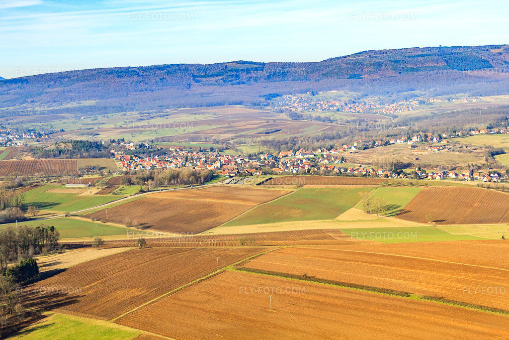 Aerial view: View of the town from the south in Merkwiller-Pechelbronn in the state Bas-Rhin, France. – Photo: IMG_37439.jpg taken on 02/07/2011 by Werner Riehm/FLY-FOTO.com – Resolution of the original: 4752 x 3168 px