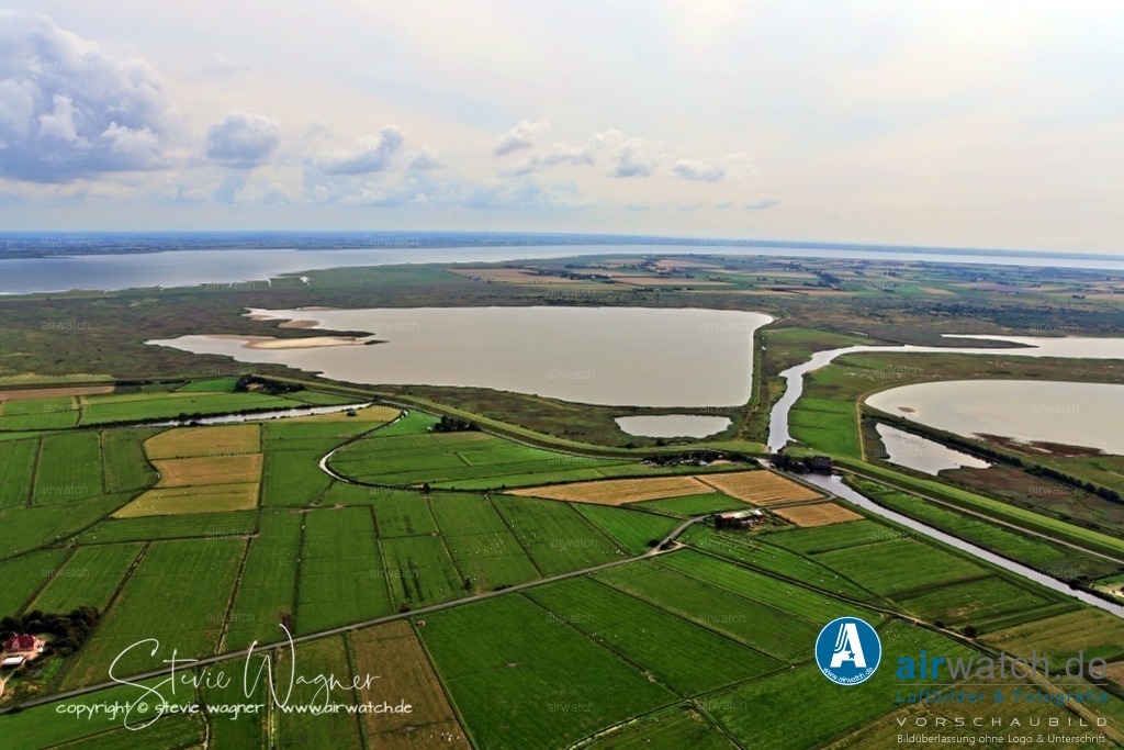 Luftbilder Hattstedtermarsch | Die Gemeinde ist Teil des Naturschutzgebiets Beltringharder Koog, das das größte Naturschutzgebiet Schleswig-Holsteins auf dem Festland ist. Es ist auch bekannt als Schauplatz mehrerer Werke und Verfilmungen des Dichters Theodor Storm, wie der berühmten Novelle "Der Schimmelreiter"