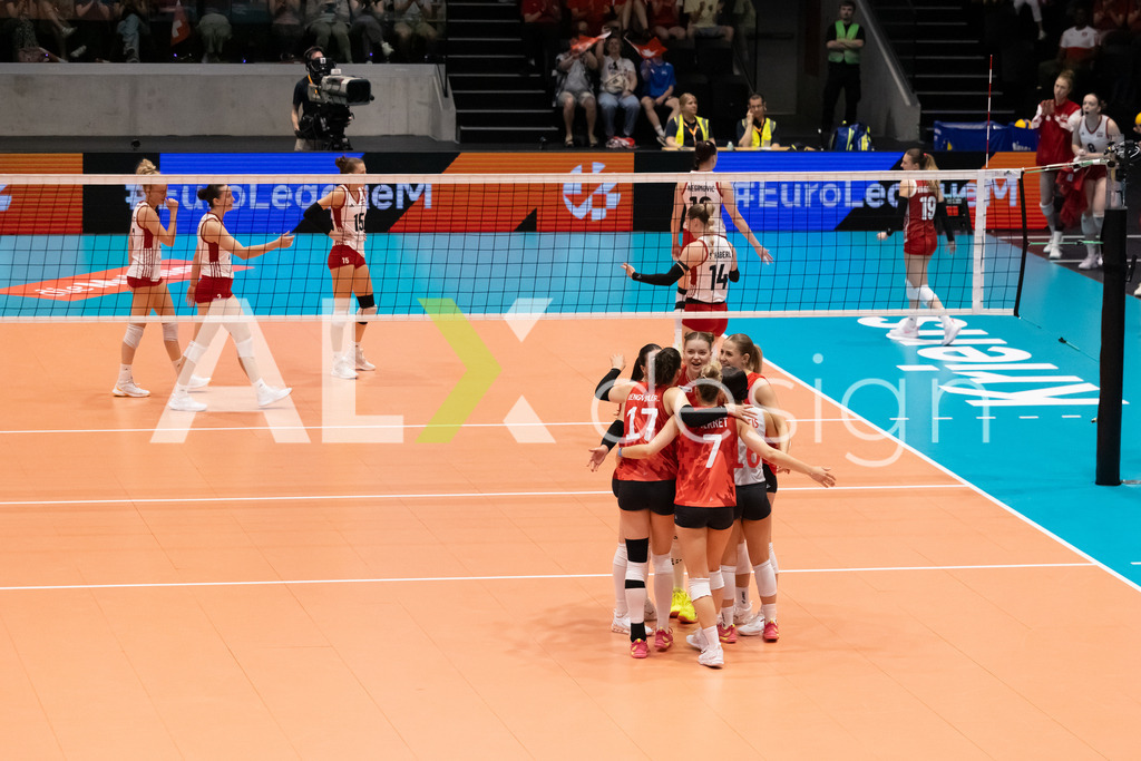 Austria v Switzerland - CEV European League Women | KRIENS, SWITZERLAND - JUNE 14: Team of Switzerland celebrating during the CEV European League match between Austria and Switzerland at Pilatus Arena on June 14, 2026 in Kriens, Switzerland. - Realisiert mit Pictrs.com