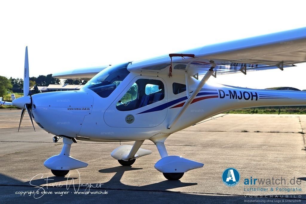 Remos G-3/600 - Ausstattung und Komfort | Ausstattung und Komfort - Die Remos G-3/600 bietet eine gut ausgestattete und komfortable Kabine:Elektrische Klappen (0°–40°) mit LED-AnzeigeElektrische Höhenrudertrimmung - Digitale Instrumente (z. B. EFIS-D10), analoge VDO-Instrumente - Kabinenheizung und- Lüftung stufenlos regelbar Headset-Anschlüsse mit Stromversorgung (PJ/XLR), kompatibel mit Bose A20/A30 - Zwei Sennheiser-ANC-Headsets im Lieferumfang - Gepäckraum: Hinter den Sitzen bis 30 kg (Hauptfach), je 2 kg in Nebenfächern - Sicherheit: Integriertes Rettungssystem (z. B. Magnum 501), ELT, FLARM-Kollisionswarner