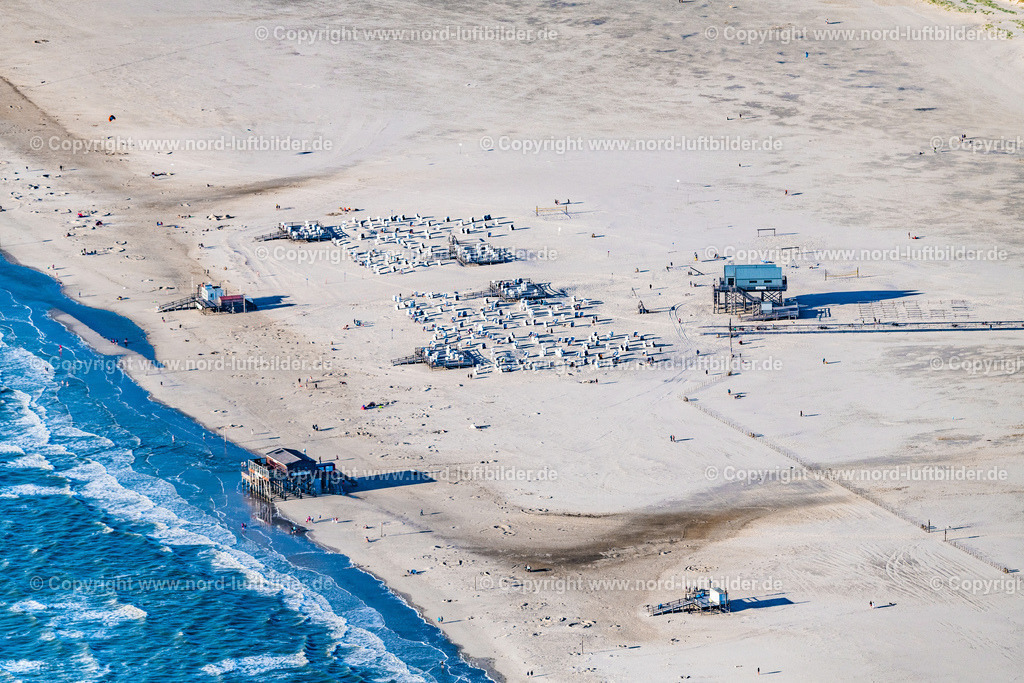 St.Peter-Ording_Gaststätte_Silbermöve_ELS_3710060822 | SANKT PETER-ORDING 06.08.2022 Sandstrand- Landschaft an der Nordseeküste Pfahlbauten Gaststätten - Restaurans "Silbermöve" in Sankt Peter-Ording im Abendrot mit langen Schatten im Bundesland Schleswig-Holstein. // Sandy beach landscape on the North Sea coast Pile dwellings restaurants - restaurants "Silbermoeve" in Sankt Peter-Ording in the afterglow with long shadows in Schleswig-Holstein. Foto: Martin Elsen