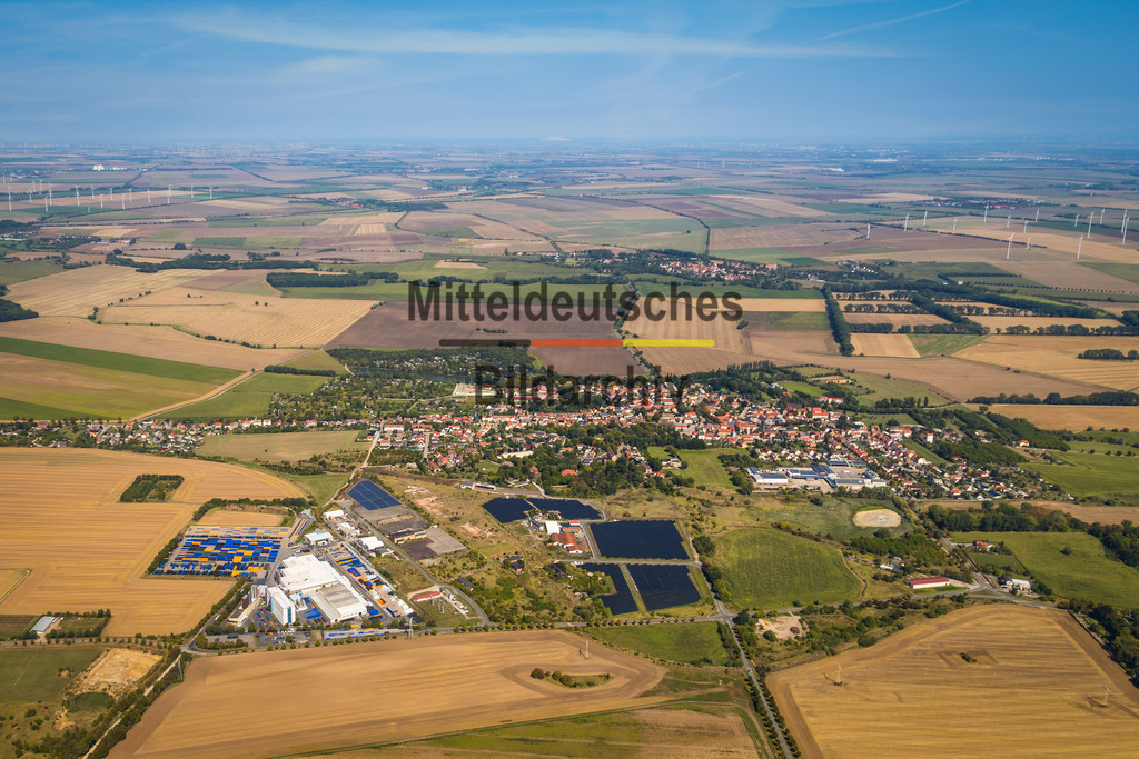 Westeregeln_Börde_Hakel-8507 | Diese Luftaufnahme zeigt einen Ort im Landkreis Börde aus der Vogelperspektive. Das Bild entstand aus einem Tragschrauber und vermittelt einen eindrucksvollen Überblick über die Siedlungsstruktur, die umgebende Landschaft und die charakteristischen Merkmale des Ortes. Die Aufnahme dokumentiert Architektur, Straßenverläufe und Grünflächen aus einer außergewöhnlichen Perspektive und ist Teil des Mitteldeutschen Bildarchivs von Luftbildfotograf Steffen Lehmann.
 - Realisiert mit Pictrs.com