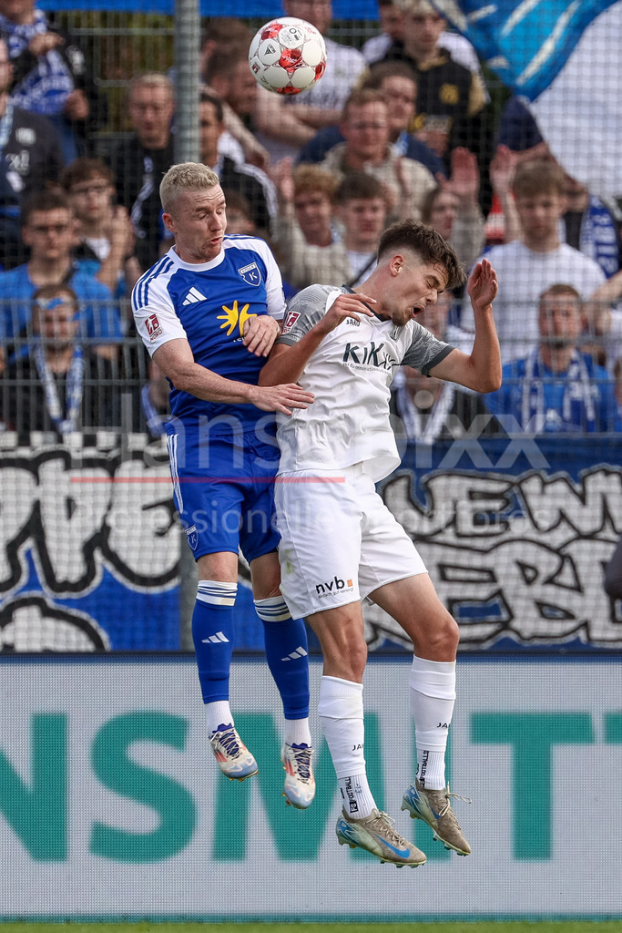 Fussball, Regionalliga Nord, BSV Kickers Emden - SV Meppen | v.li.: Tobias Steffen (BSV Kickers Emden, 10) und Jonathan Wensing (SV Meppen, 13) im Kopfballduell, Kopfball, Zweikampf, Action, Aktion, Spielszene
