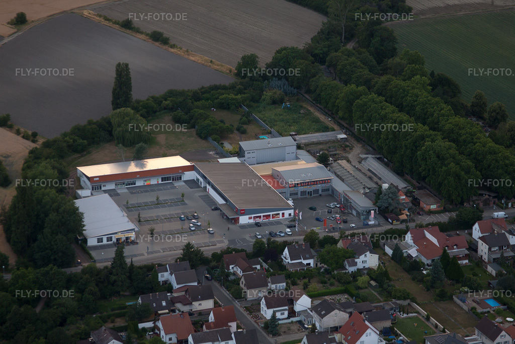 Luftbild: Einkaufszentrum Wormser Landstraße im Ortsteil Petersau im Ortsteil Bobenheim in Bobenheim-Roxheim im Bundesland Rheinland-Pfalz in Deutschland. Foto: IMG_69158.jpg vom 24.06.2014 durch Werner Riehm/FLY-FOTO.de