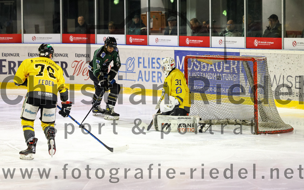 2023-02-10_091_TSV_Erding_gegen_ERSC_Amberg | Erding, Deutschland, 10.02.2023:
Eishockey, Bayernliga Meisterrunde Gruppe B 2022 / 2023, 3. Spieltag, TSV Erding gegen ERSC Amberg, Endergebnis: 6:3

Felix Feder (ERSC Amberg, #76), Daniel Krzizok (Erding Gladiators, #18), Torwart Timon Bätge (ERSC Amberg, #31)

Foto: Christian Riedel / fotografie-riedel.net