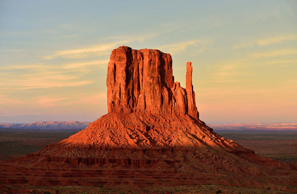 usa-2015-297 | Der Tafelberg West Mitten Butte im Monument Valley (USA) im letzten Abendlicht - Realisiert mit Pictrs.com