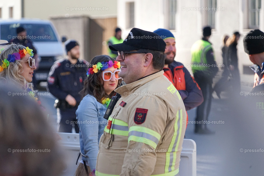 news-2023-Feb16-Unsinniger_Fasching_Reutte-sony-DSC02632 | Info aus dem Bezirk Reutte/Ausserfern Tirol sowie eine umfangreiche Bilddatenbank über die gesamte Region: Lechtal, Talkessel Reutte, Tannheimertal, Zwischentoren. Lech, Plansee, Zugspitze, Grenztunnel, B179, Fernpassstraße, Verkehr, Lawinen, Tradition, - Realisiert mit Pictrs.com