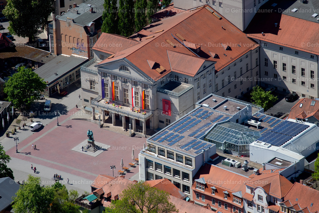 4026820 | WEIMAR 07.05.2020 Gebäude des Konzerthauses und Theater- Schauspielhauses " Deutsches Nationaltheater und Staatskapelle Weimar " mit dem Goethe-Schiller-Denkmal am Theaterplatz in Weimar im Bundesland Thüringen, Deutschland. // Building of the concert hall and theater playhouse " Deutsches Nationaltheater und Staatskapelle Weimar " with the Goethe-Schiller monument on Theaterplatz in Weimar in the state Thuringia, Germany. Foto: Gerhard Launer
