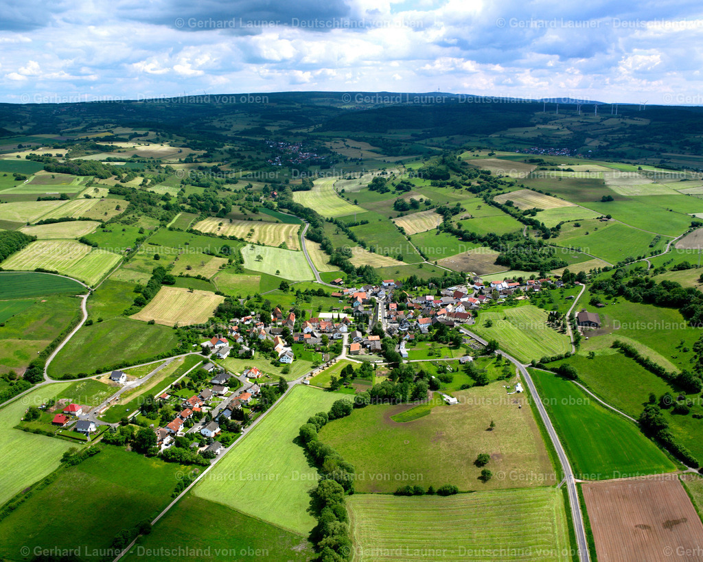 2614231 | HöCKERSDORF 09.06.2006 Landwirtschaftliche Nutzflächen und Feldgrenzen  umsäumen das Siedlungsgebiet des Dorfes in Höckersdorf im Bundesland Hessen, Deutschland // Agricultural land and field boundaries surround the settlement area of the village  in Höckersdorf in the state Hesse, Germany Foto: Gerhard Launer