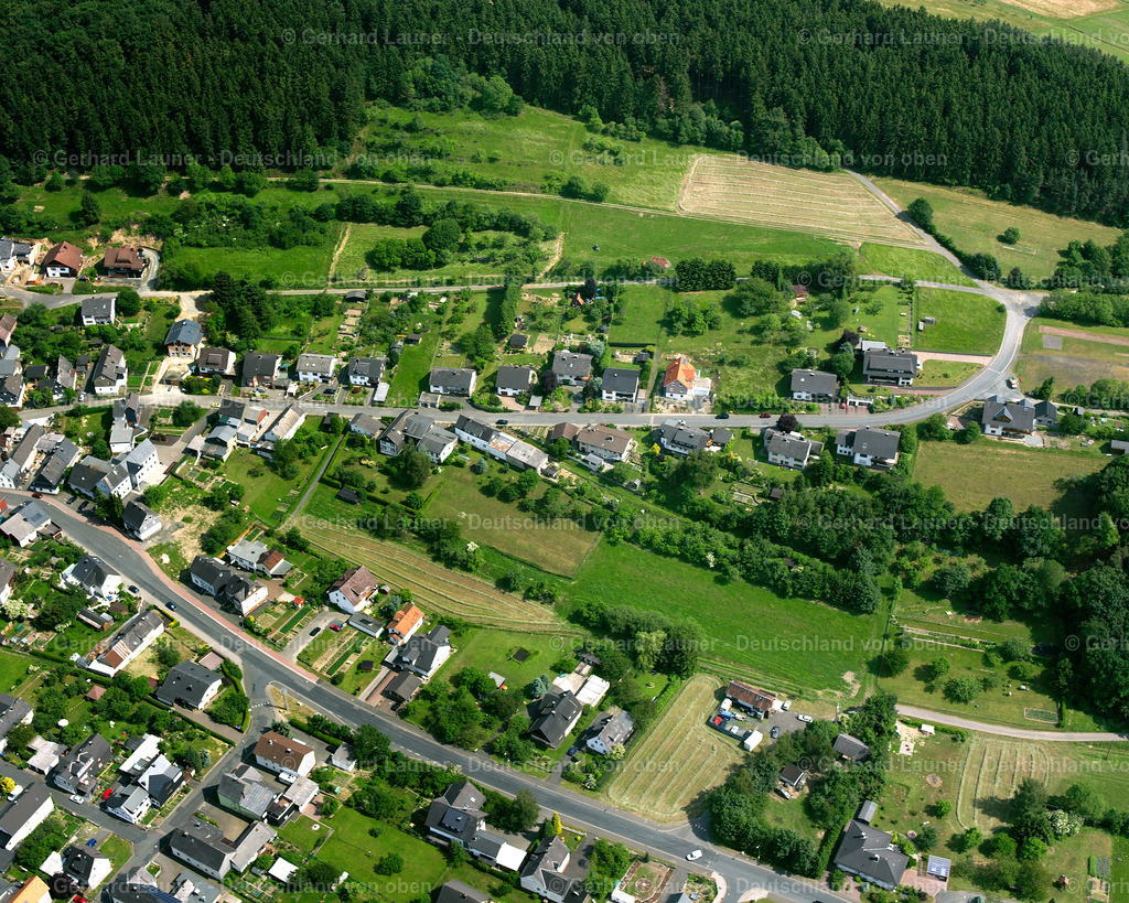 2611083 | SIMMERSBACH 09.06.2006 Landwirtschaftliche Nutzflächen und Feldgrenzen  umsäumen das Siedlungsgebiet des Dorfes in Simmersbach im Bundesland Hessen, Deutschland // Agricultural land and field boundaries surround the settlement area of the village  in Simmersbach in the state Hesse, Germany Foto: Gerhard Launer