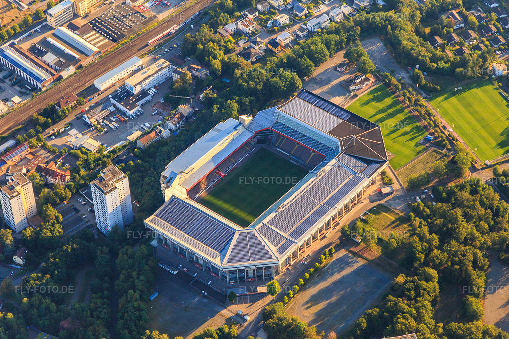 Luftbild: Fritz-Walter Stadion des FCK auf dem Betzenberg in Kaiserslautern im Bundesland Rheinland-Pfalz in Deutschland. Foto: IMG_109774.jpg vom 06.08.2018 durch Werner Riehm/FLY-FOTO.deBetze - 1. FC Kaiserslautern