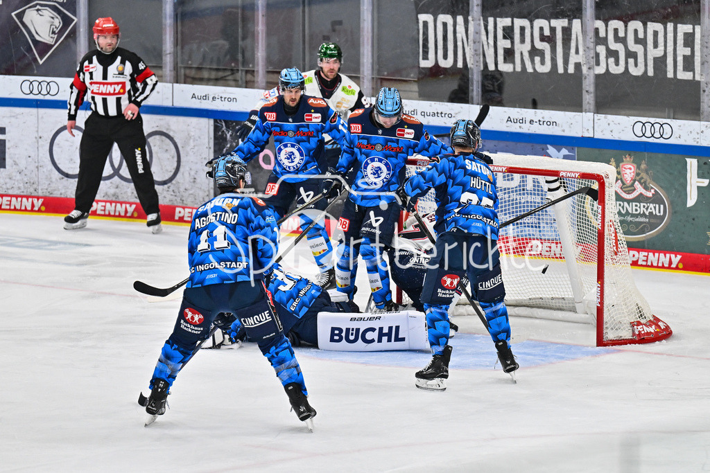 ERC Ingolstadt - Eisbären Berlin | INGOLSTADT, GERMANY - 18. DECEMBER: der Puck schlägt hinter Brett BROCHU (ERC Ingolstadt 36) zum 3-3 Ausgleich ein / Tor / Torschuetze / Freude / Happy während dem Match zwischen dem ERC Ingolstadt und den Eisbären Berlin am 29. Spieltag der Penny DEL in der Saturn Arena