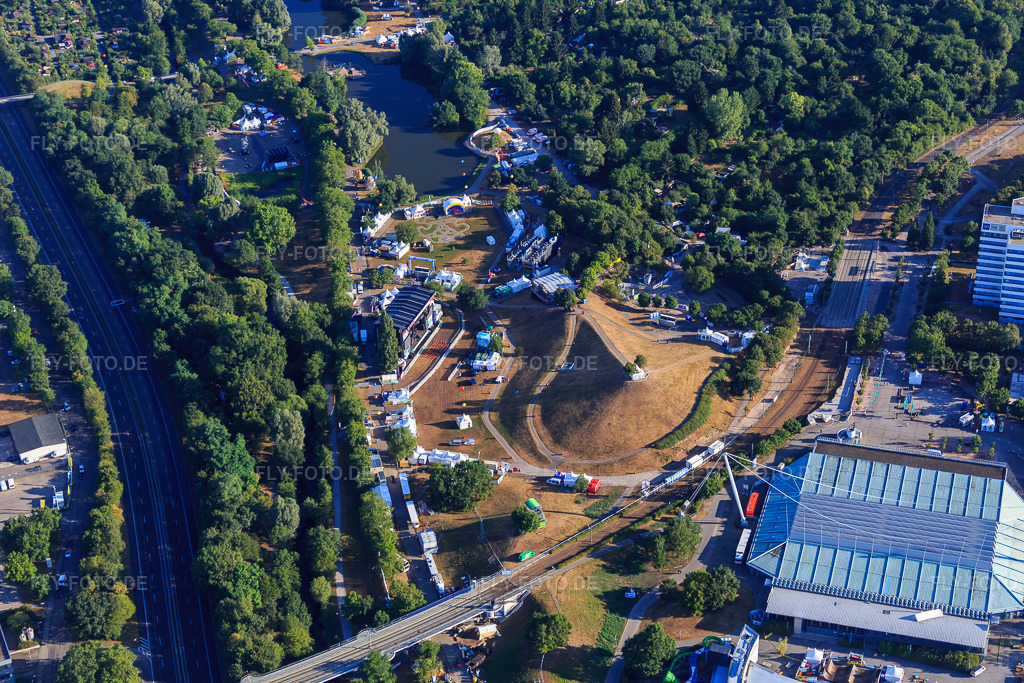 Luftbild: Mount Klotz bei Das Fest in der Günther Klotz Anlage im Ortsteil Südweststadt in Karlsruhe im Bundesland Baden-Württemberg in Deutschland. Foto: IMG_083894.jpg vom 26.07.2015 durch Werner Riehm/FLY-FOTO.de