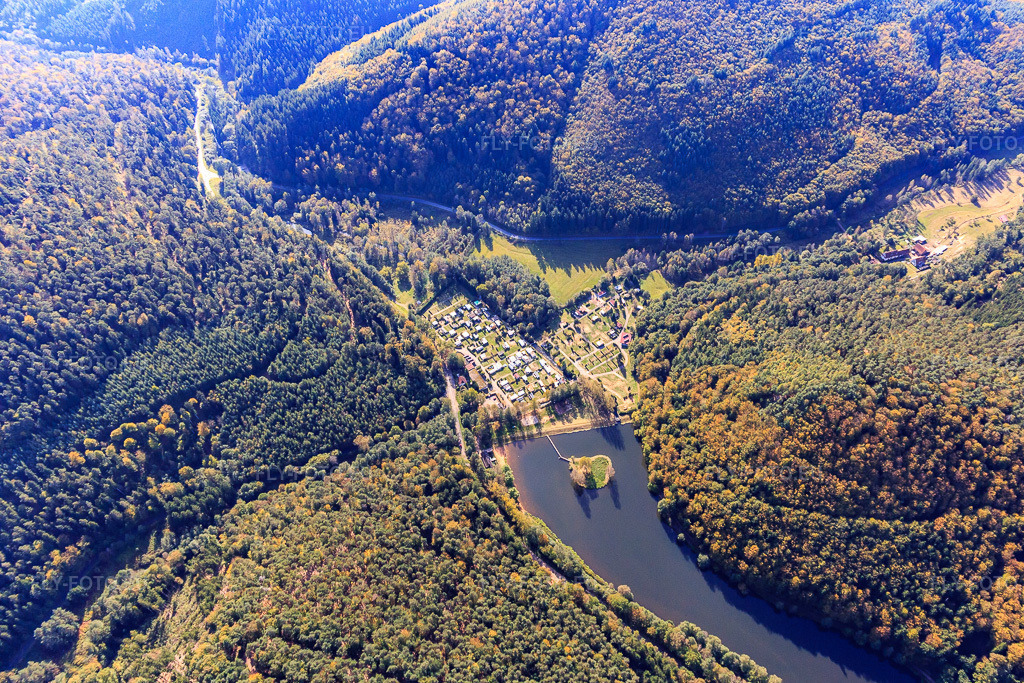 Vue aérienne: Camping du Fleckenstein à Lembach dans le département Bas Rhin, France.Photo: IMG_095082.jpg prise le 16/10/2016 par Werner Riehm/FLY-FOTO.euRésolution de l'original: 4996 x 3330 pxLembach Camping