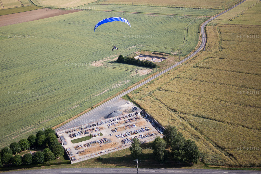 Vue aérienne: Vue de la ville à Crucheray dans le département Loir et Cher, France. Photo: IMG_081067.jpg prise le 19/06/2015 par Werner Riehm/FLY-FOTO.eu – Résolution de l'original: 5472 x 3648 px