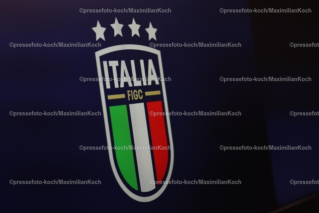 DFB22032501092 | 22.03.2025, Fußball, Abschlusstraining und Pressekonferenz vor dem Nations League  Viertelfinale Deutschland - Italien, Signal Iduna Park, Saison 2024 2025: Feature Logo Schriftzug FIGC Italia Symbolbild Symbol Feature Symbolfoto Nahaufnahme Wappen Emblem Federazione Italiana Giuoco CalcioDFB regulations prohibit any use of photographs as image sequences and or quasi-video.