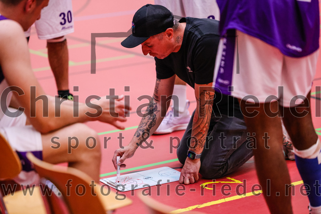 2022-05-29_026_SpVgg_Altenerding_gegen_Muenchen_Basket_2 | Erding, Deutschland, 29.05.2022:
Basketball, Bezirksliga 2021 / 2022, Herren Turnier der 2. der Aufstiegsrunden, SpVgg Altenerding gegen München Basket 2, Endergebnis: 

Trainer Christos Takis Paraschidis (SpVgg Altenerding)

Foto: Christian Riedel / fotografie-riedel.net