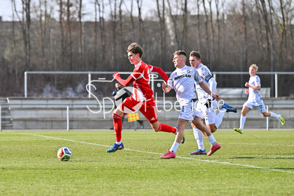 FC Bayern Amateure - FC Viktoria Pilsen U23 | MUNICH, GERMANY - 03. FEBRUARY: im Bild Guido DELLA ROVERE (FC Bayern München II 10) auf dem Weg zum 1-0 für die Bayern / Tor / Torschuetze / Freude / Happy während dem Testspiel zwischen den Amateuren des FC Bayern und dem FC Viktoria Pilsen B am FC Bayern Campus