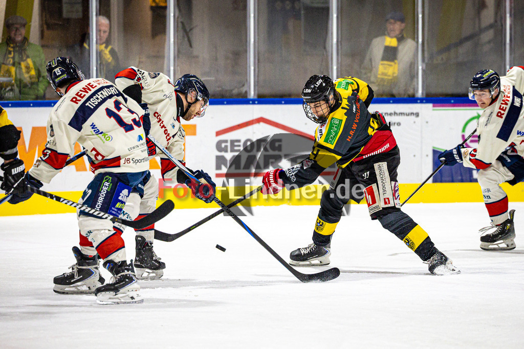 EA Schongau MANNUTS gegen VfE Ulm/Neu-Ulm DEVILS | Eishockey Bayernliga 2025/26 Vorrunde 6 Spieltag, EA Schongau MANNUTS gegen VfE Ulm/Neu-Ulm DEVILS, 20251031,Artur RICHTER (EA Schongau MAMMUTS 14) in Aktion,2025-10-31 in Schongau (Eisstadion Schongau), Felix ANWANDER (VfE Ulm/Neu-Ulm DEVILS 11), Artur RICHTER (EA Schongau MAMMUTS 14)Copyright: WolfgangxLindner www.foto-lindner.de