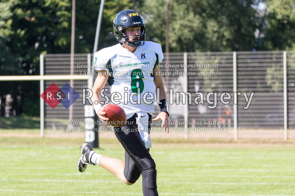 American Football, Saison 2022, Regionalliga Nord, Hamburg Blue Devils - Oldenburg Knights, Dr.-Hermann-Schnell-Sportplatz (Hamburg), 06.08.2022, 07. Gameweek | Murdock Rutledge (#8, Oldenburg) läuft selbst mit dem Ball ins Aus
