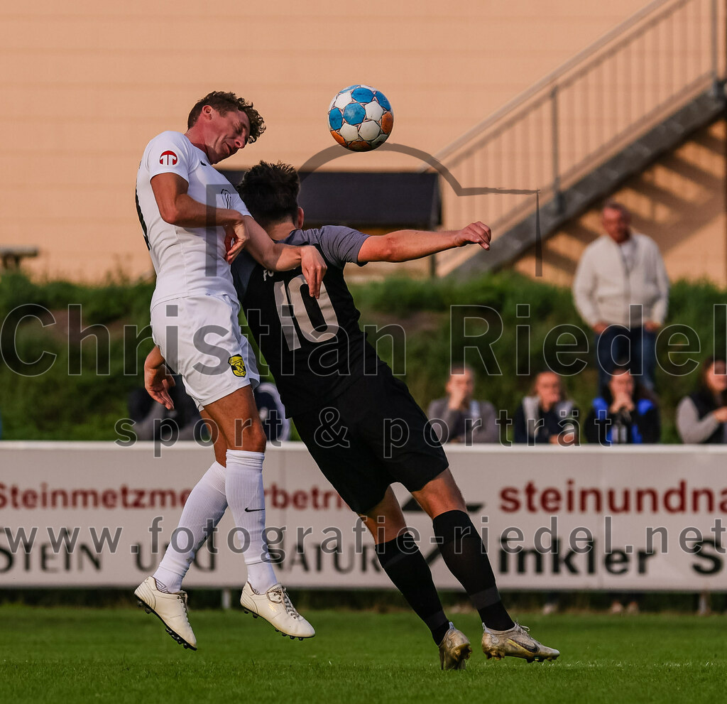 2023-08-08_091_FC_Moosinning_gegen_FC_Langengeisling | Moosinning, Deutschland, 08.08.2023:
Fußball, Bezirksliga Oberbayern Ost 2023 / 2024, 3. Spieltag, FC Moosinning gegen FC Langengeisling, Endergebnis: 0:4

Florian Jakob (FC Moosinning, #10), Maximilian Maier (FC Langengeisling, #10)

Foto: Christian Riedel / fotografie-riedel.net